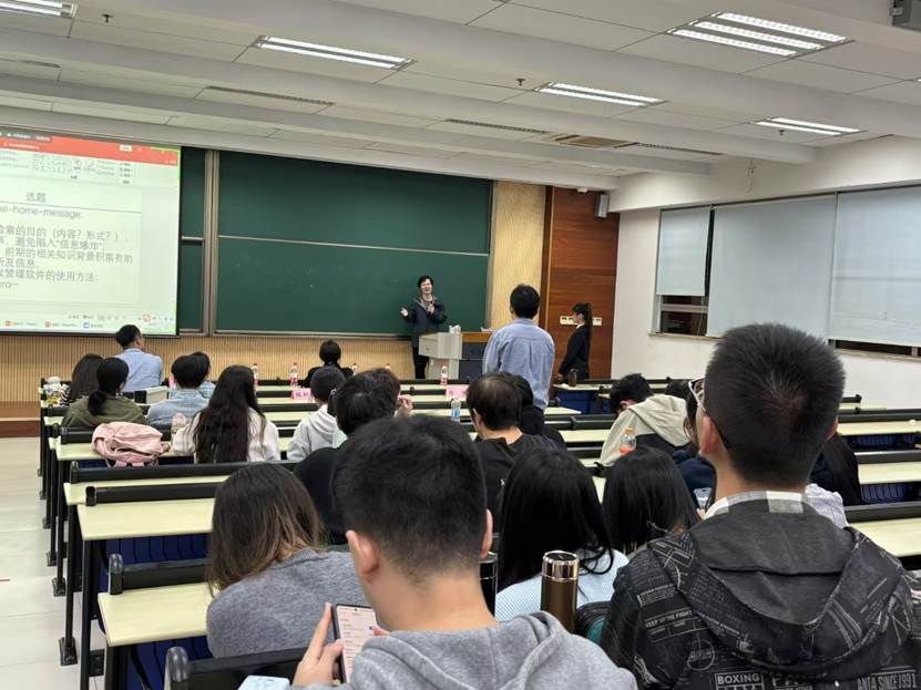 会议室里的人们描述已自动生成