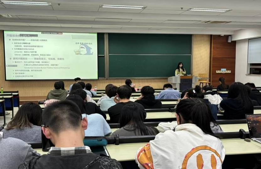 会议室里的人们描述已自动生成