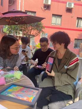 一群人正在用餐聊天低可信度描述已自动生成