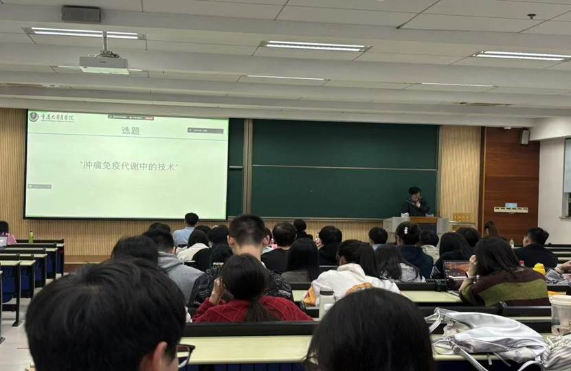 会议室里的人们描述已自动生成