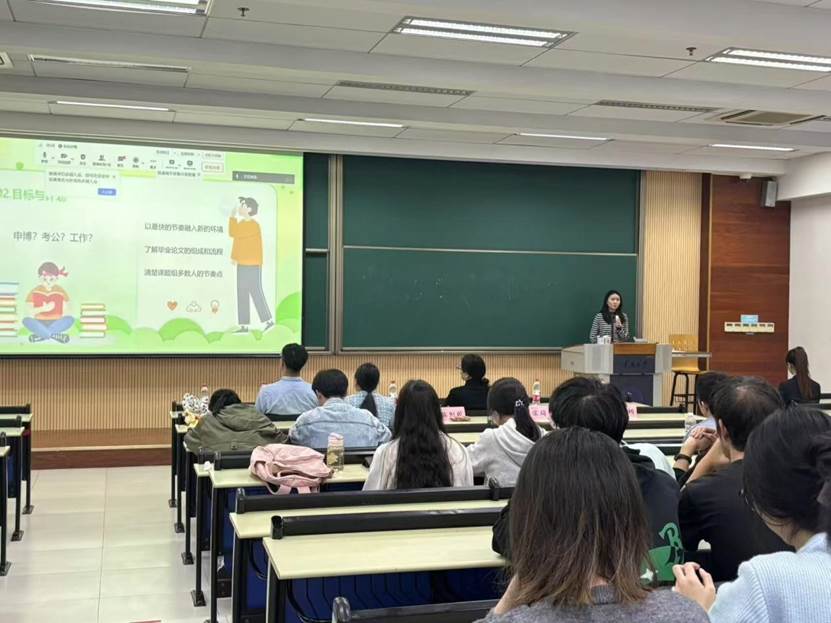 会议室里的人们描述已自动生成