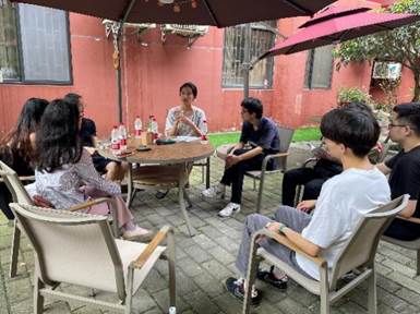 一群人在餐厅吃饭中度可信度描述已自动生成